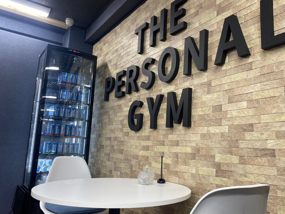 THE PERSONAL GYM日暮里店の壁面ロゴ