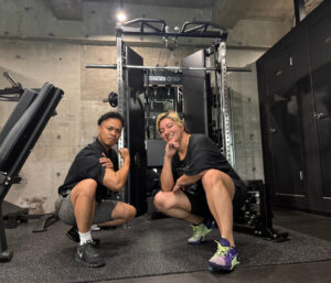 男性1名、女性1名