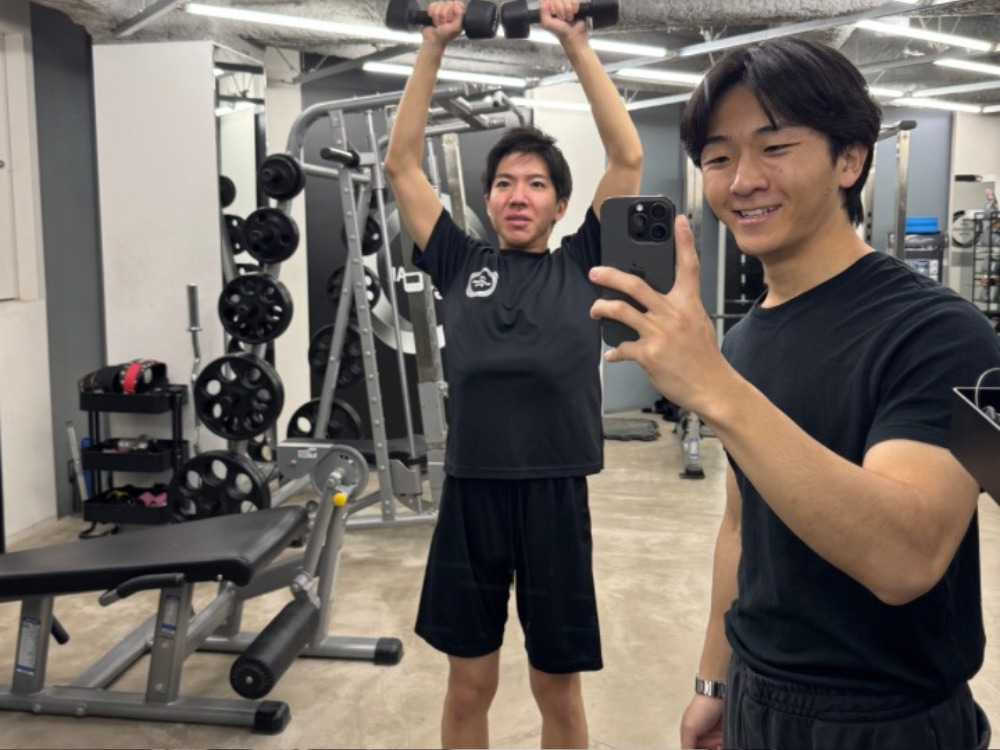 男性のお客様が肩のトレーニングをしている写真