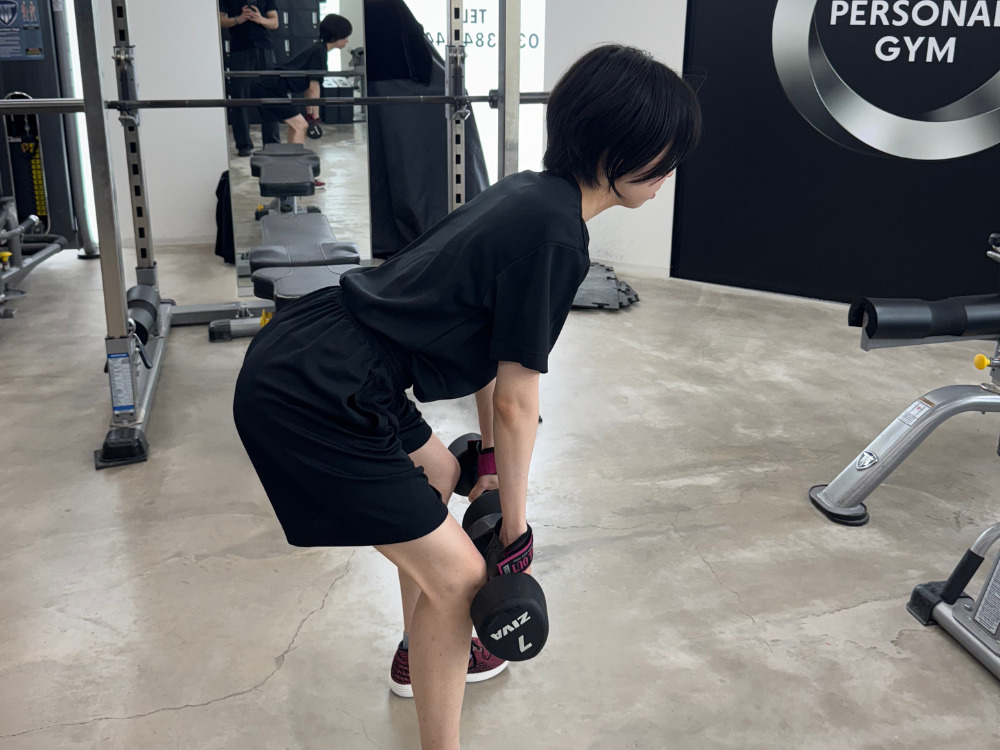 女性がルーマニアんデッドリフトをしている写真