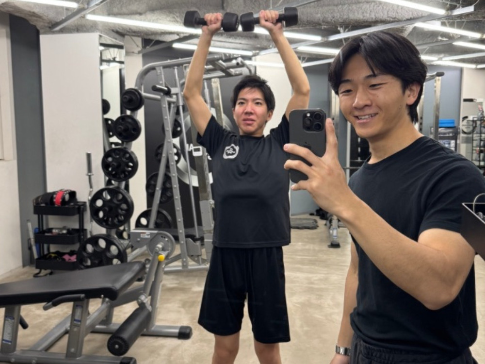 男性が肩のトレーニングをしている写真
