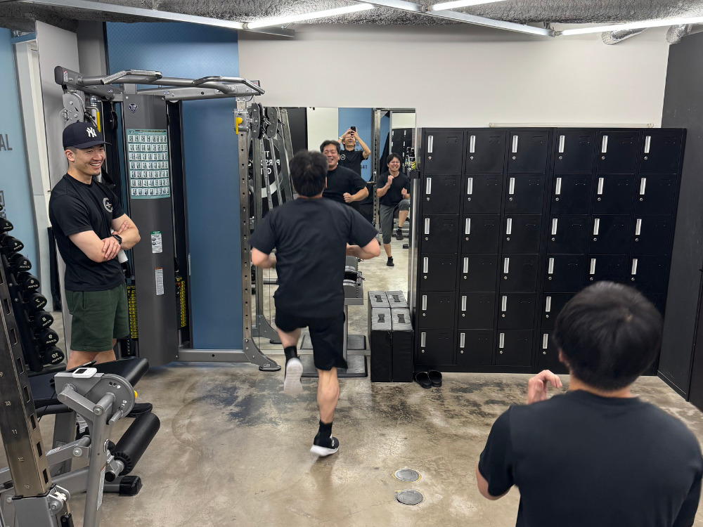 HIITをしているお客様2人と楽しそうに見ている男性トレーナーの写真