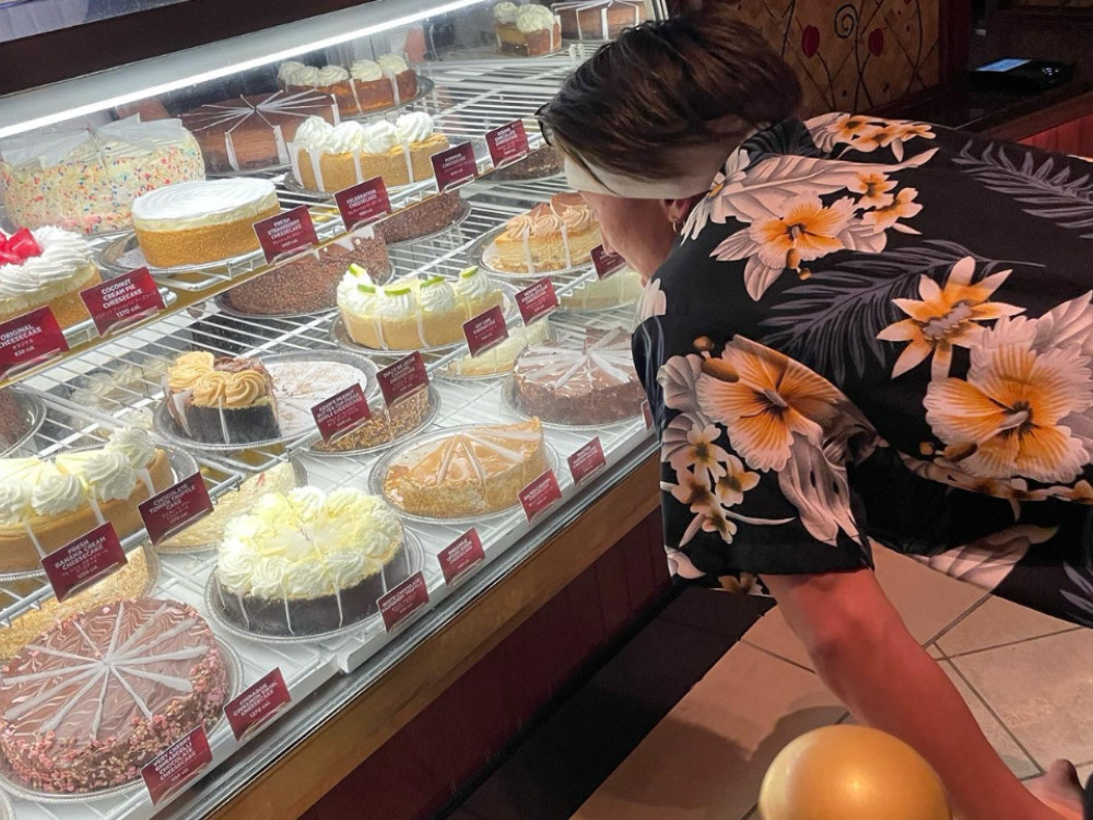 ケーキを美味しそうに眺める男性