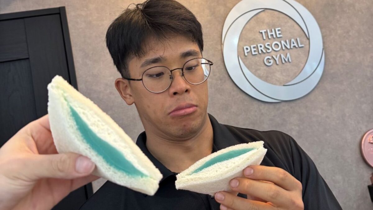 東京駅の地下で買ったサンドイッチを眺めている画像