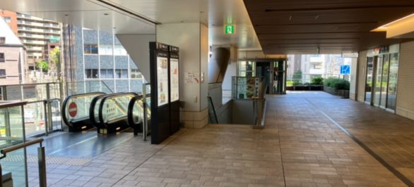 階段orエスカレーターを下り台町入口の横断歩道を渡ります。