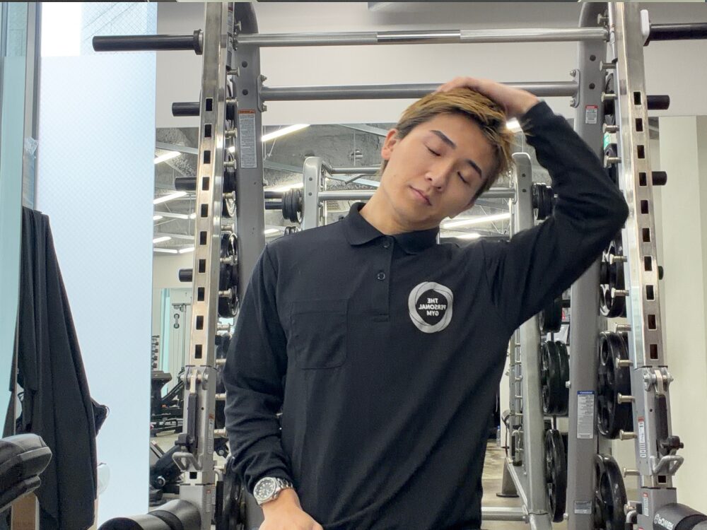 西田トレーナーが首のストレッチをしている画像