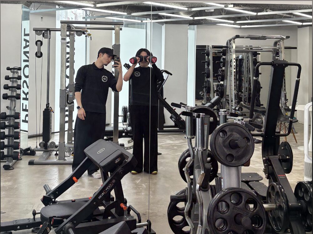 男性のお客様と豊野トレーナーの写真