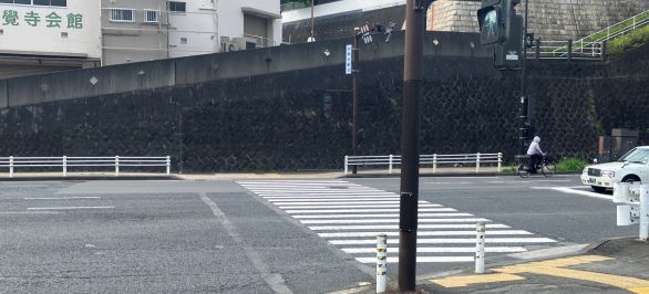 横断歩道を渡り左に曲がります。