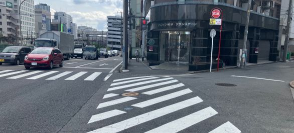 そのまま真っ直ぐに進み黄斑歩道を渡れば右側にございます。