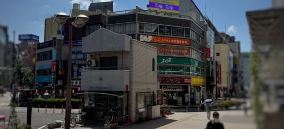 南口を出て右手に見える赤いラーメン屋さんの看板に向かって進みます。
