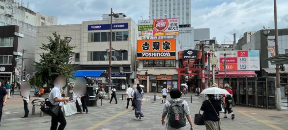 JR大宮駅東口を出ると目の前に吉野家が見えるので左に曲がります。
