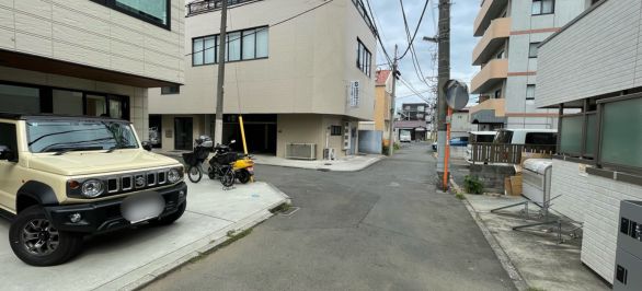 約100メートル直進したら新精電気株式会社様の看板が見えるので左に曲がります。