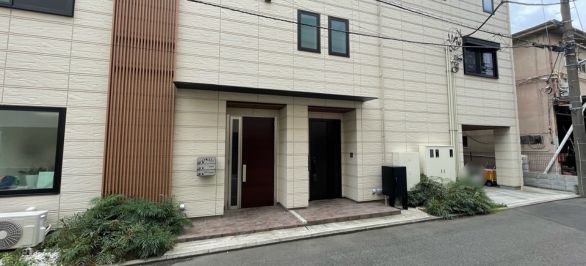扉が二つあるので左側の扉を開けて2階に上がりますとございます。