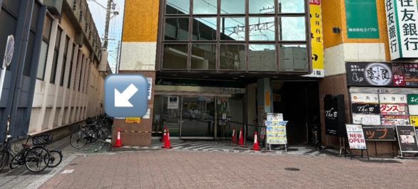 三井住友銀行の隣の細道を真っ直ぐ進みます。
