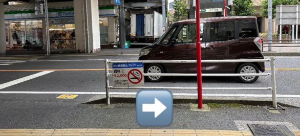 ファミリーマートが見えたら横断歩道を渡らず、左に曲がり真っ直ぐ進みます。
