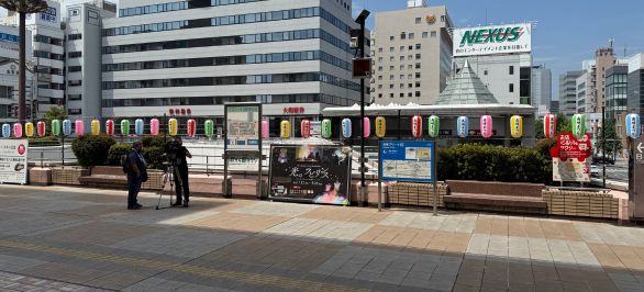 出口を出たら、左折してそのまま進みます。