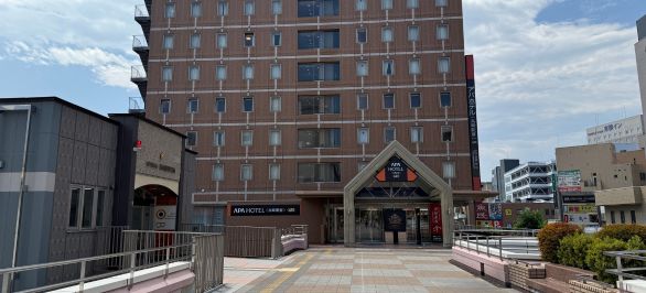 直進すると左側に交番、目の前にアパホテルが見えます。
