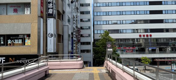 アパホテルが目の前にきたら、右折し進み階段を降ります。
