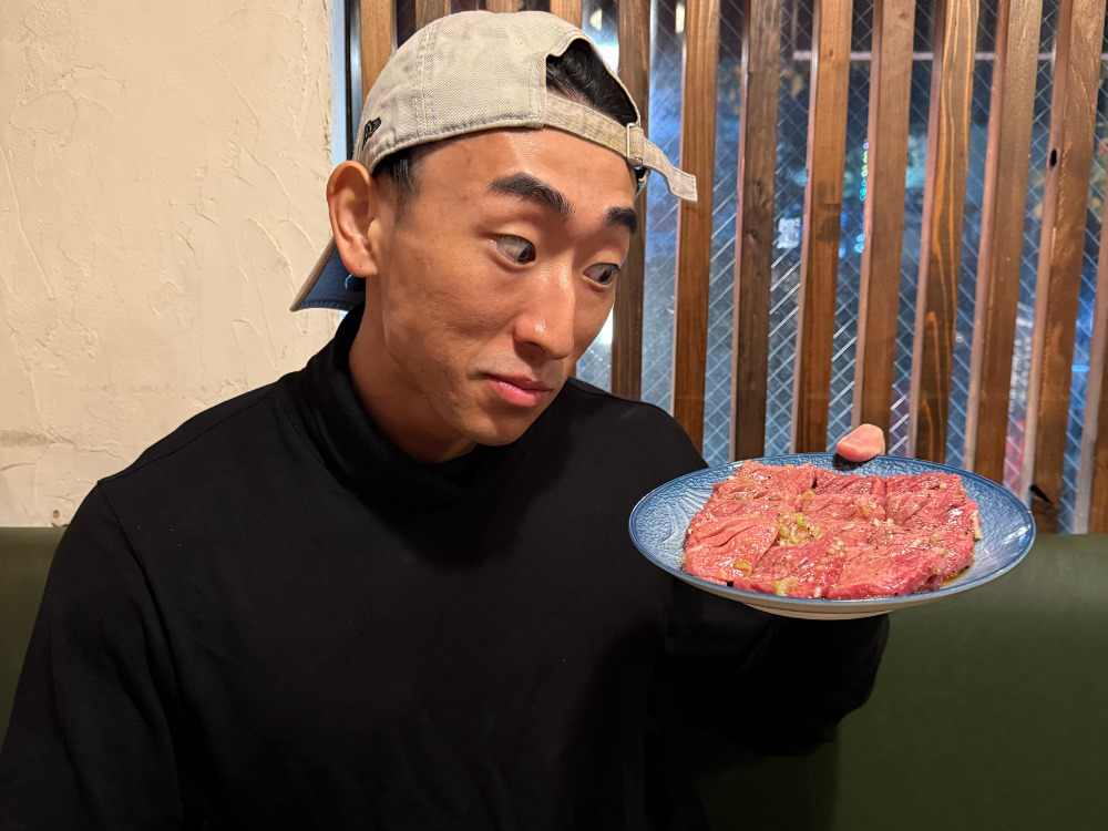 肉を見つめる田中トレーナーの写真