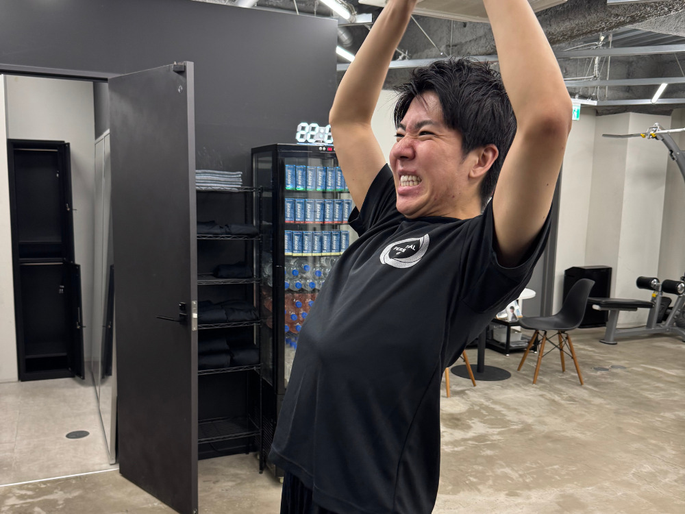 男性が肩のトレーニングをしている写真