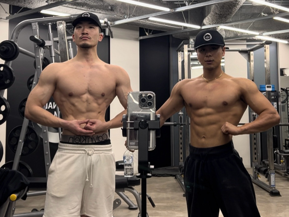 マッチョな男性2人の写真