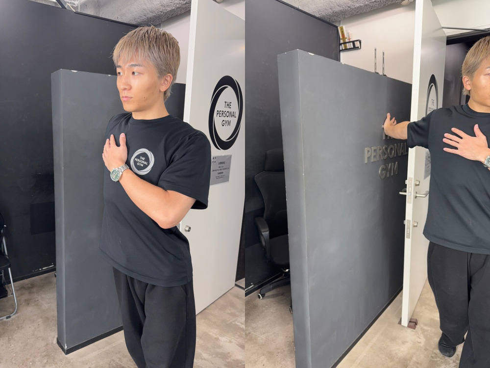 新宿御苑店西田トレーナーが胸のストレッチをしている写真