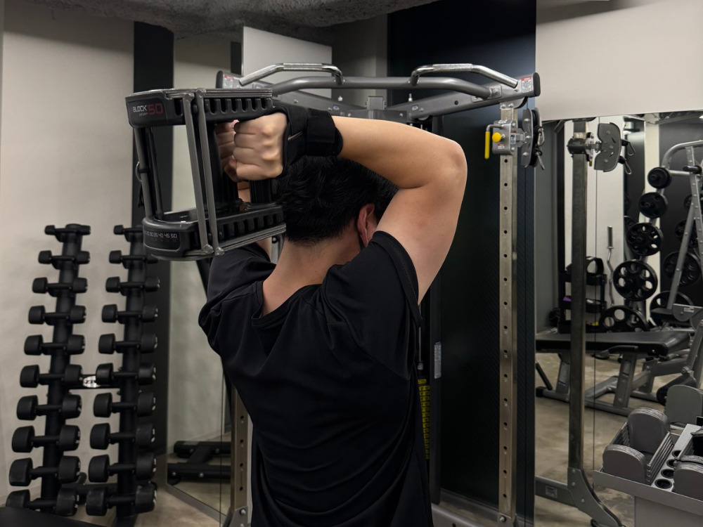男性がフレンチプレスをしている写真