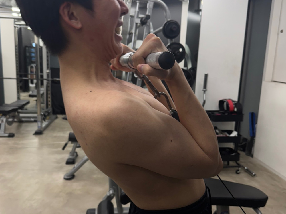 男性がアームカールをしている写真