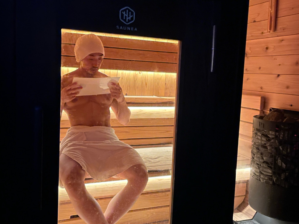 男性がサウナに入っている写真