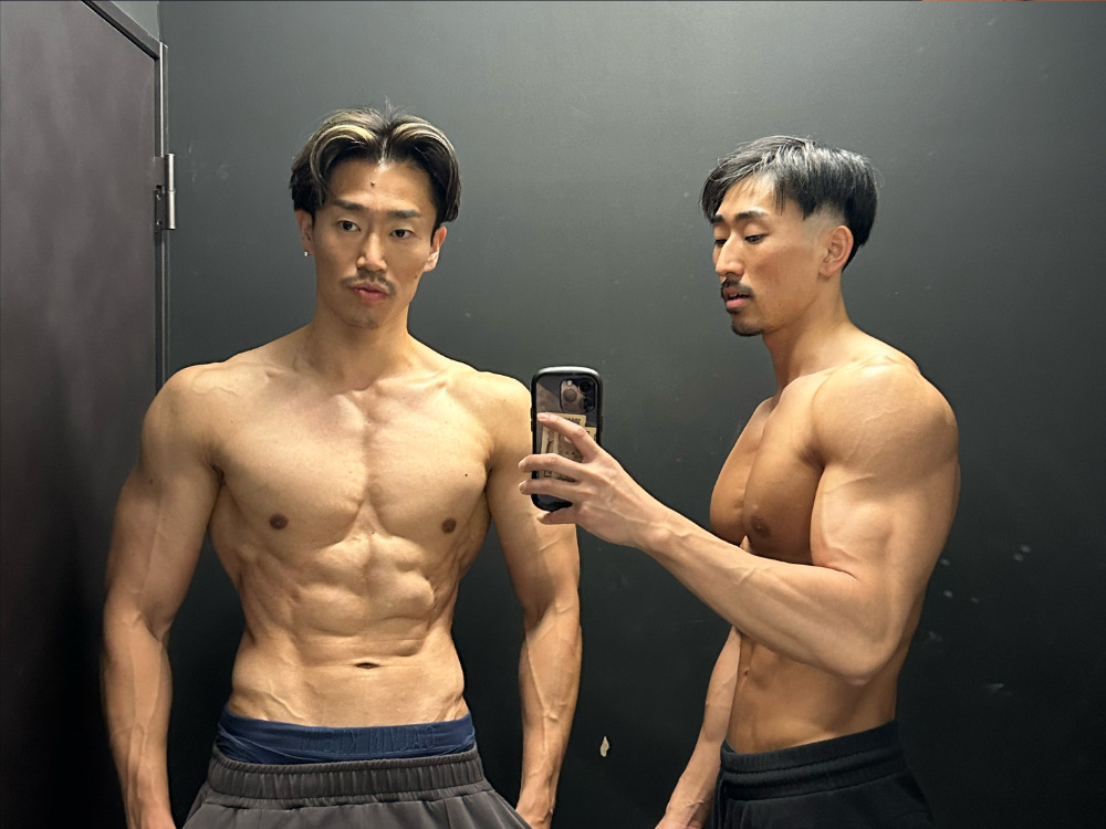 マッチョな2人の男性の写真