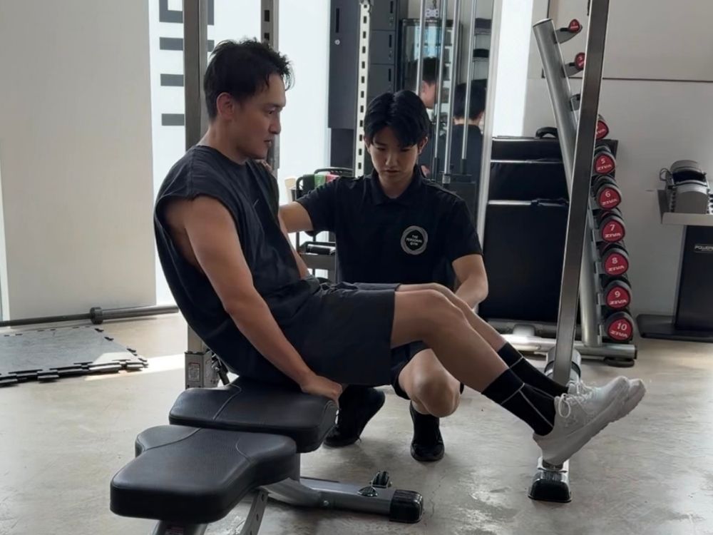 THE PERSONAL GYM(ザパーソナルジム)新宿御苑店青木トレーナーがお客様を指導している画像