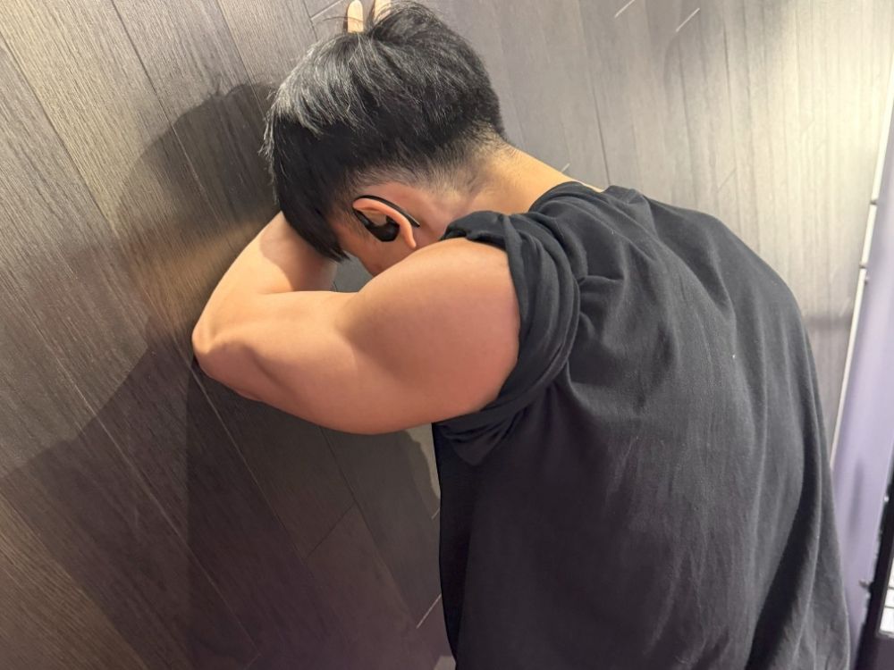 男性が悲しんでいる画像