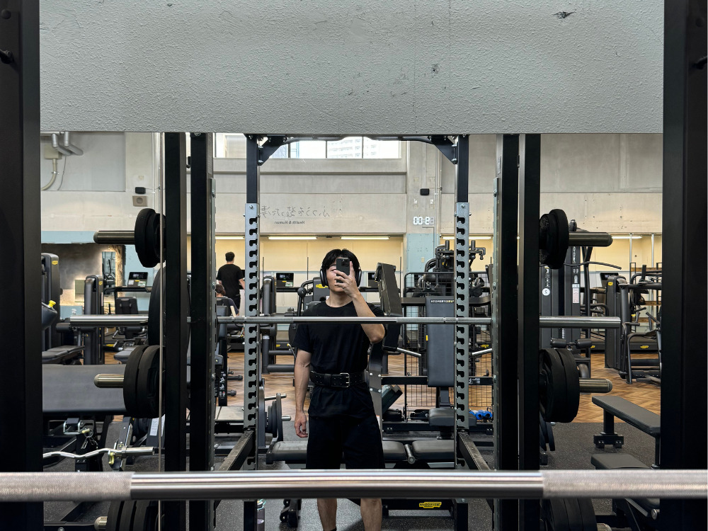 男性がトレーニングをしている写真