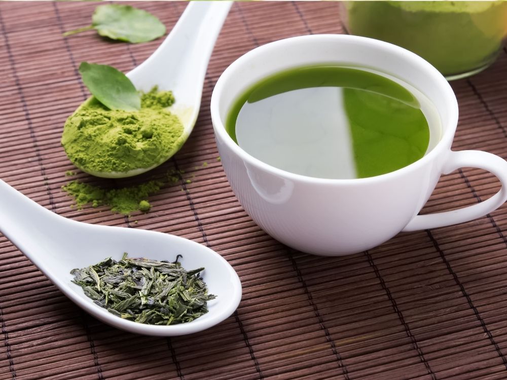 緑茶と茶葉の画像