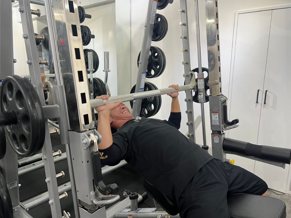 インクラインベンチプレスをしている画像　赤羽橋　三田