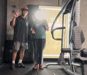 男性1名女性1名