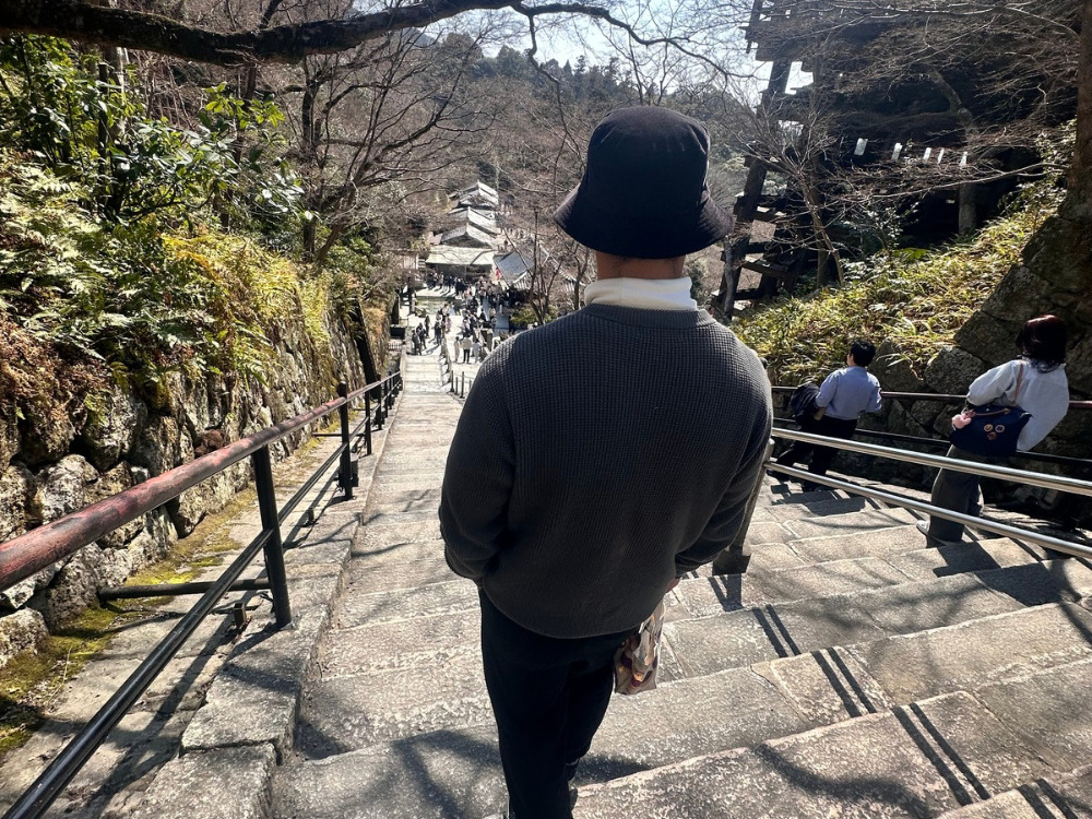 階段を下りている男性