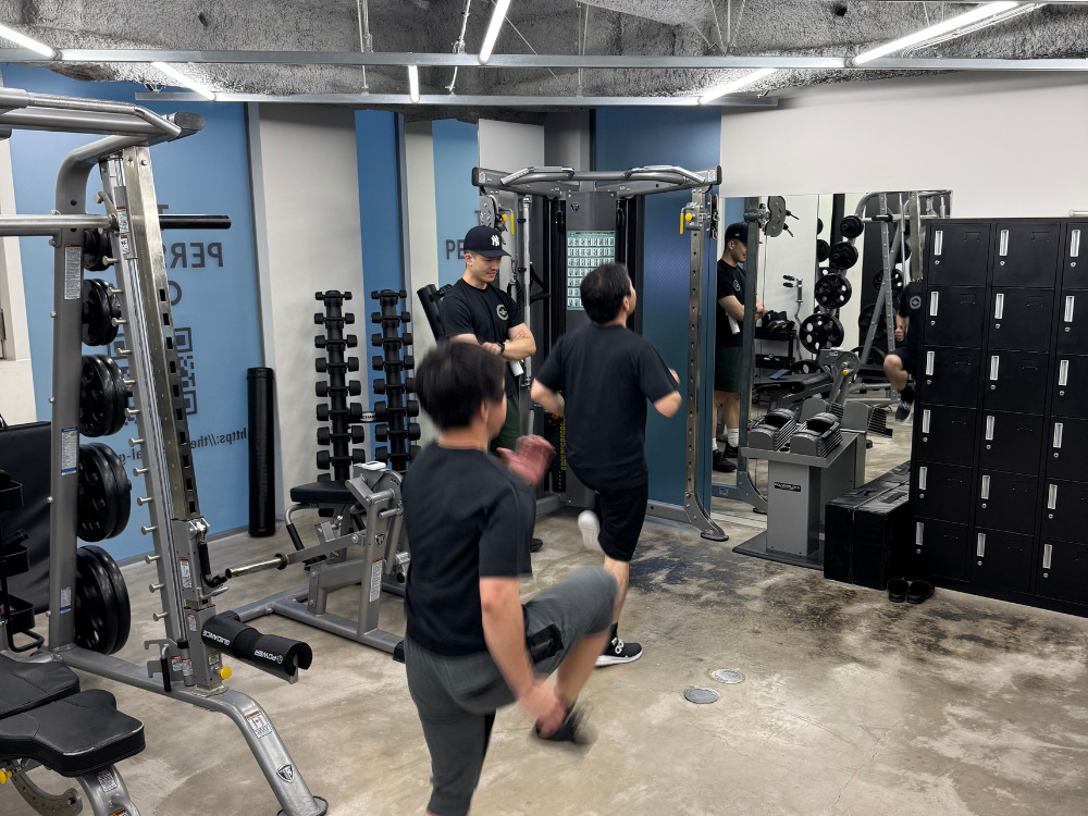 男性2人がHIITトレーニングをしている写真