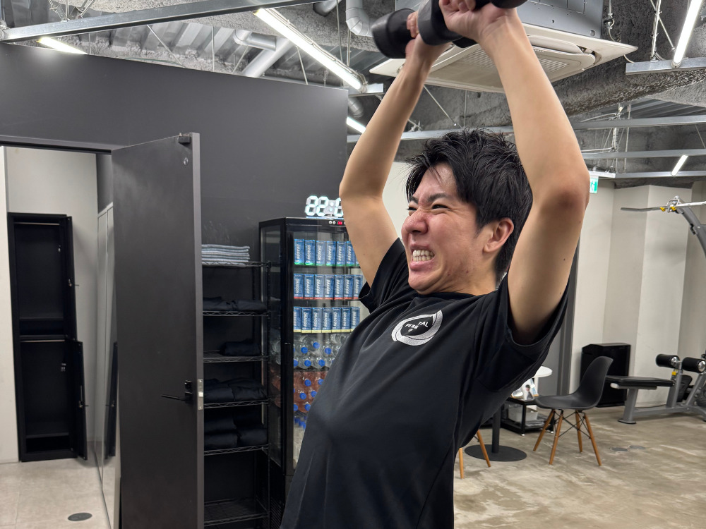 男性が肩のトレーニングをしている写真