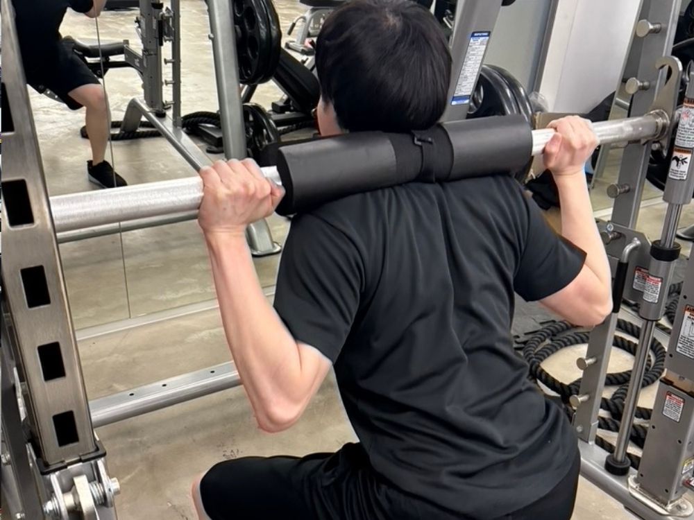 お客様がスクワットをしている様子