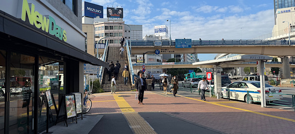 飯田橋駅東口を出ると歩道橋が見えますので、そちらの歩道橋を上がります。
