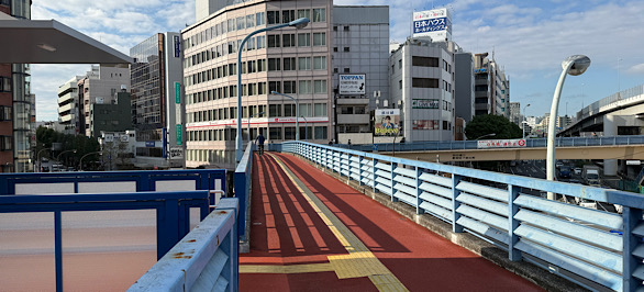歩道橋を上がったら、そのまままっすぐお進みください。
