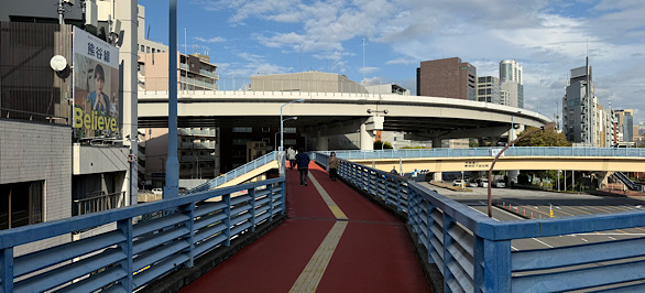 突き当たりを右に曲がり、直進します。
