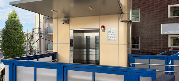 正面にエレベーターが見えてきますので、そちらで1階までお降りください。
