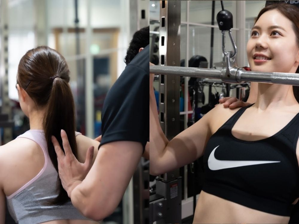 （左）女性の背中をサポートしている画像（右）ラットプルダウンをしている女性の画像　赤羽橋　三田