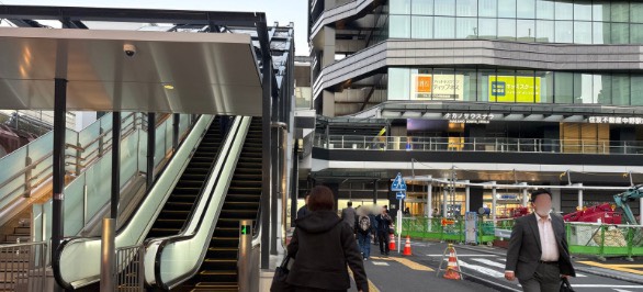 改札を出たら左へ!エスカレーターまたは下道で真っ直ぐ進みます