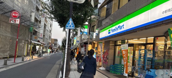 進むとファミリーマートが右手に現れます!そのまま前進です