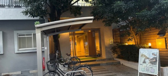 少し歩くと左に看板が見えてきますので建物へお入り下さい