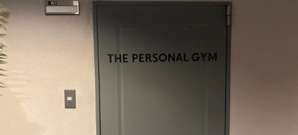 インターホンを押して頂きましたらスタッフがご案内いたします