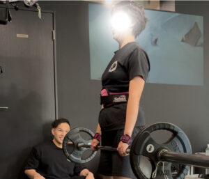 パーソナルジム綾瀬店でトレーニングしている女性